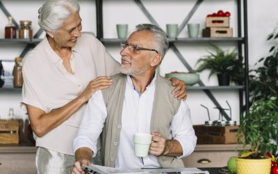 Conoce cómo acompañar al adulto mayor y cuidar su bienestar integral